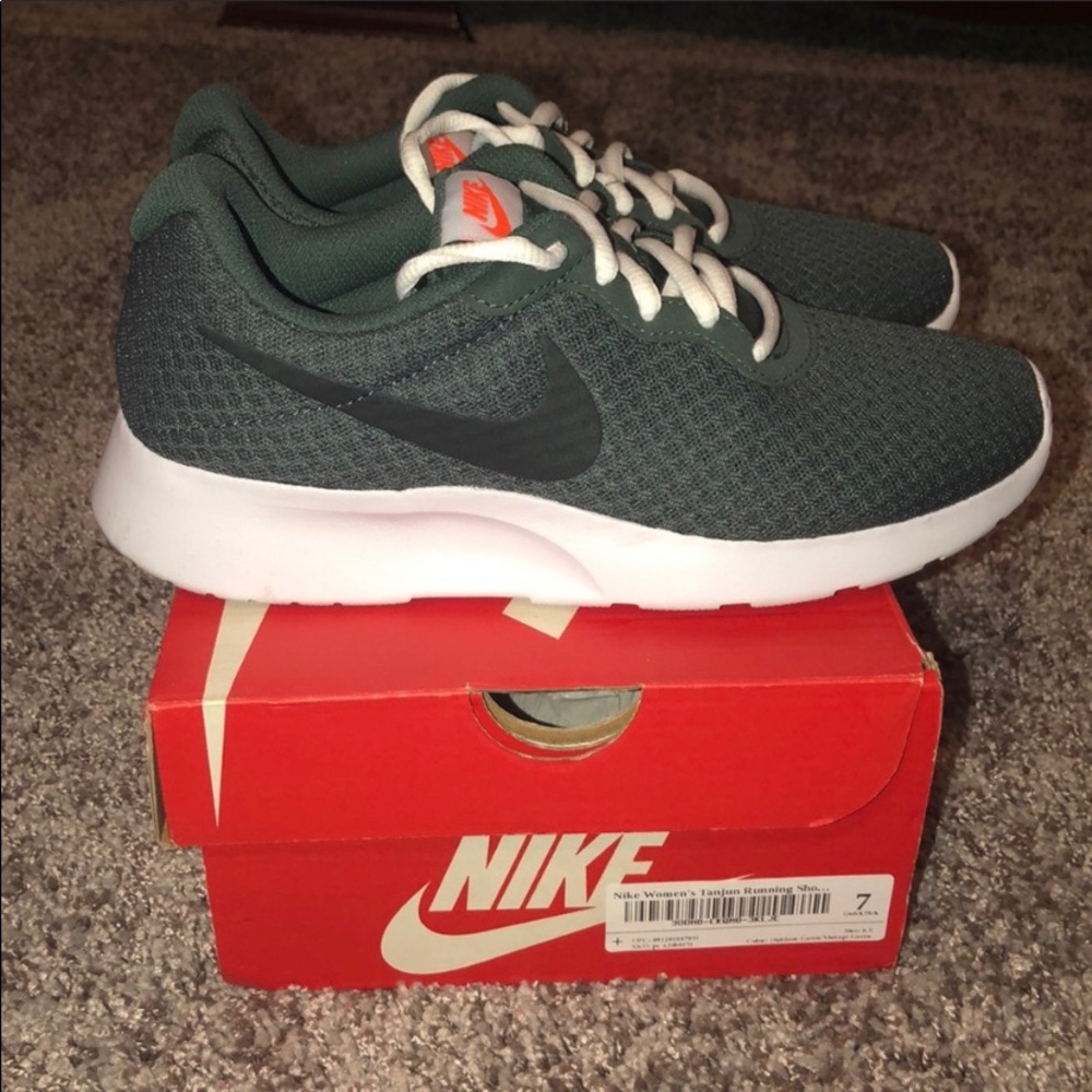 NIKE TANJUN